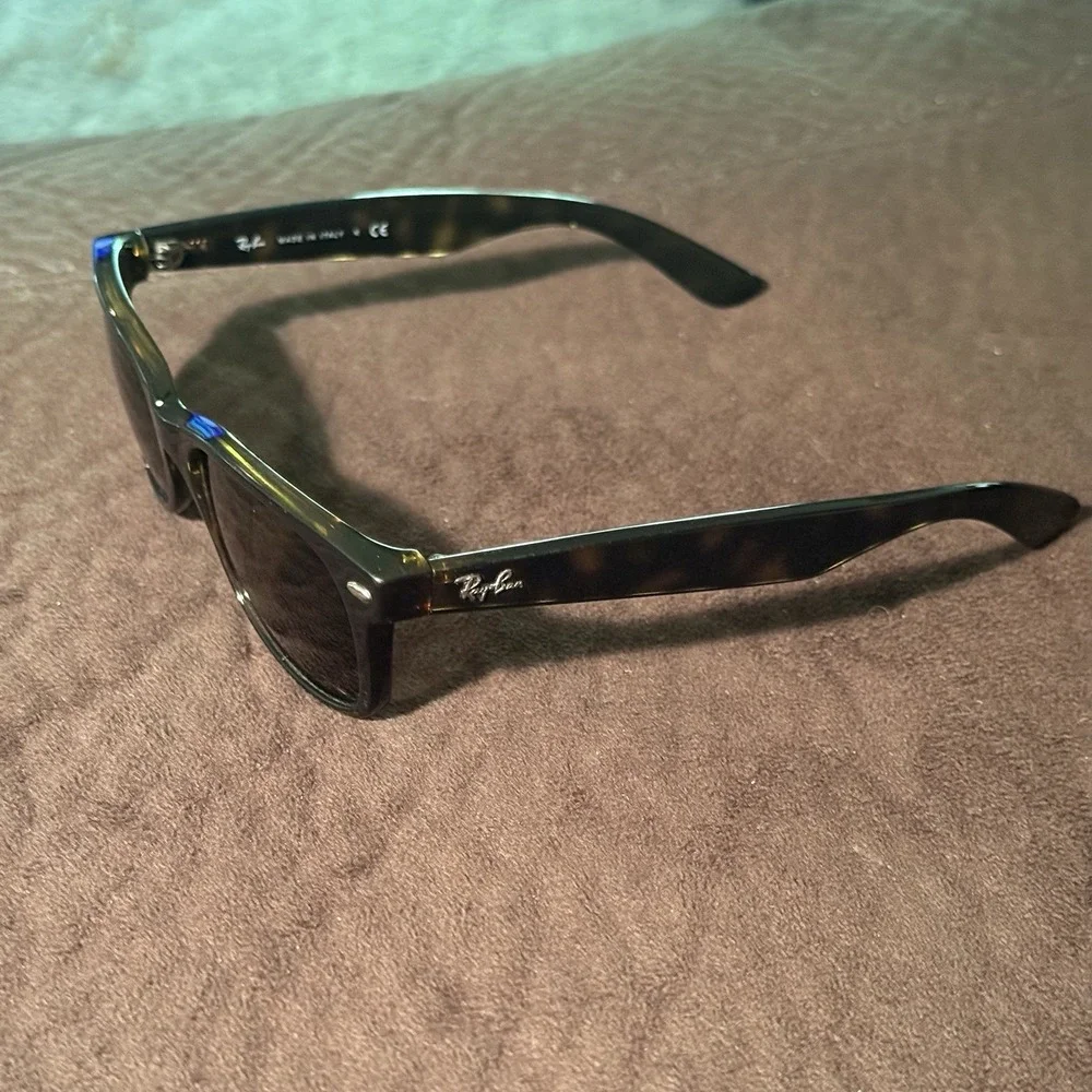Ray-Ban New Wayfarer Tortoise Green RB2132 Previously Owned Sunglasses